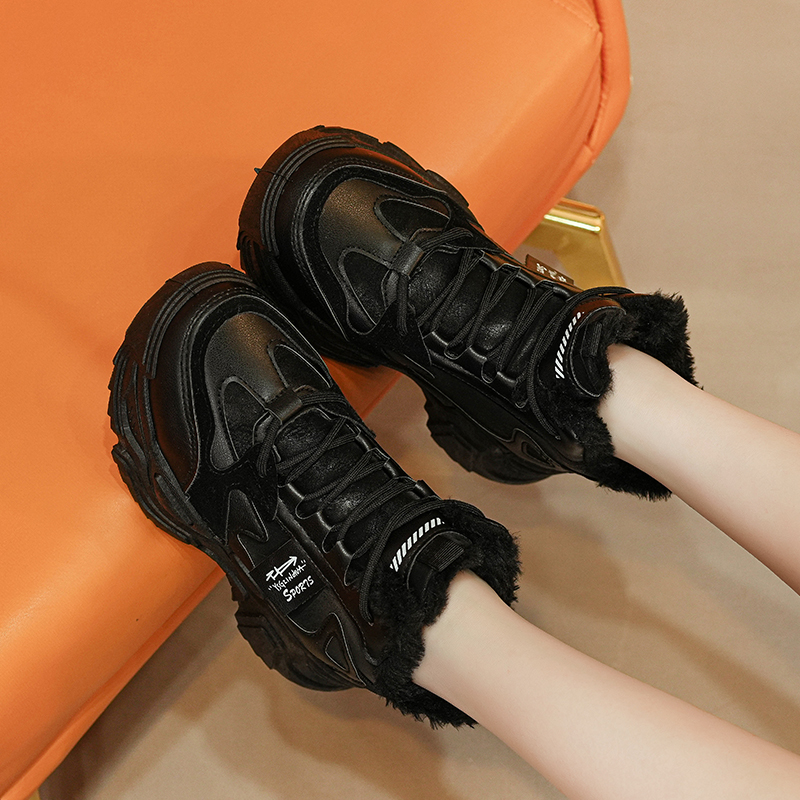 Comfortable and versatile velvet sneakers