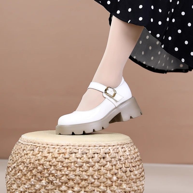 Patent leather retro lady shoes