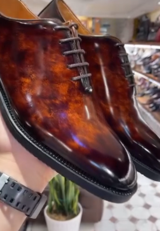 Men's brown glossy leather shoes