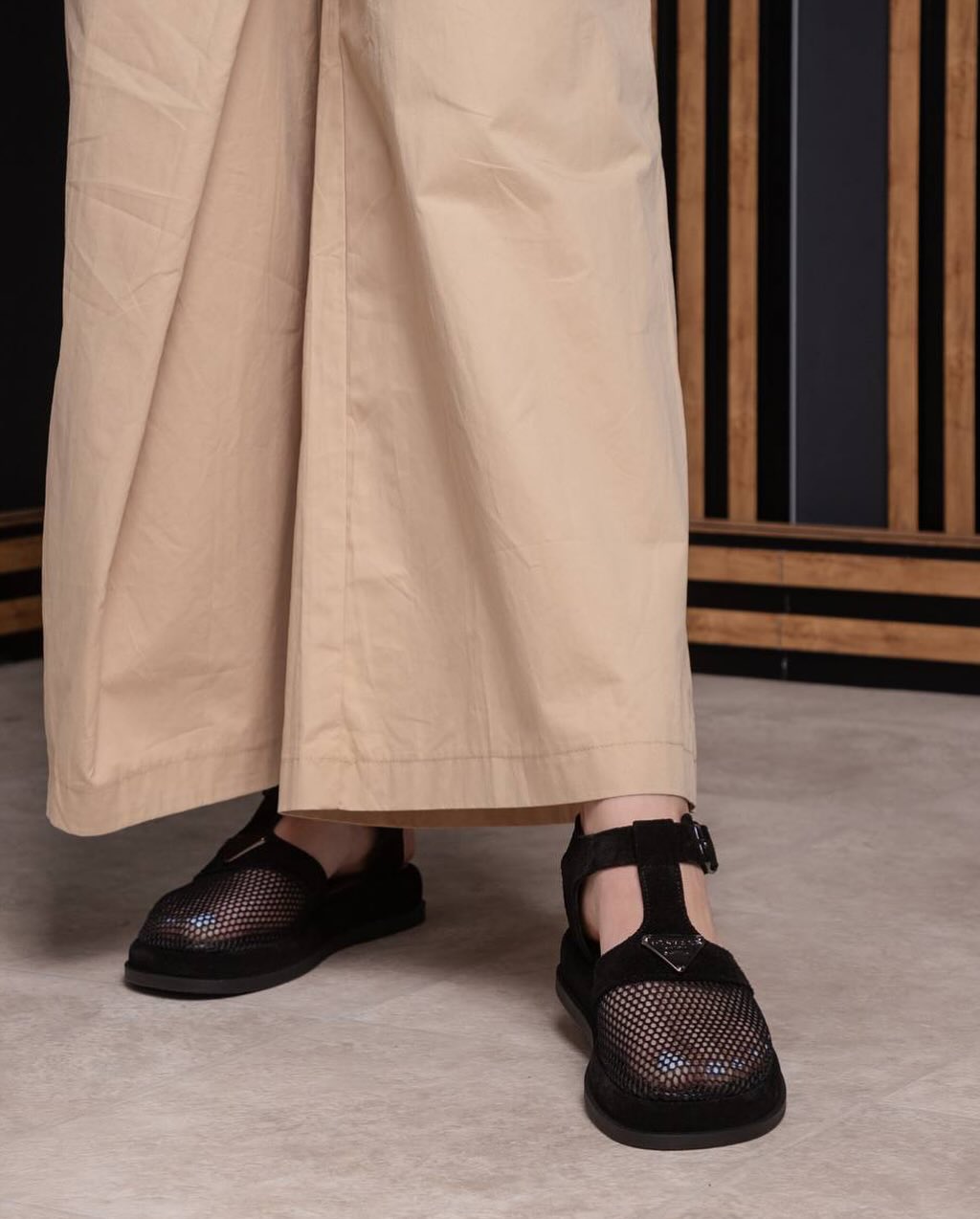 Mesh sandal with metal triangle label