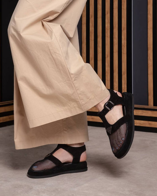 Mesh sandal with metal triangle label