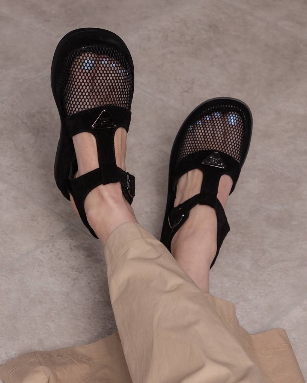 Mesh sandal with metal triangle label