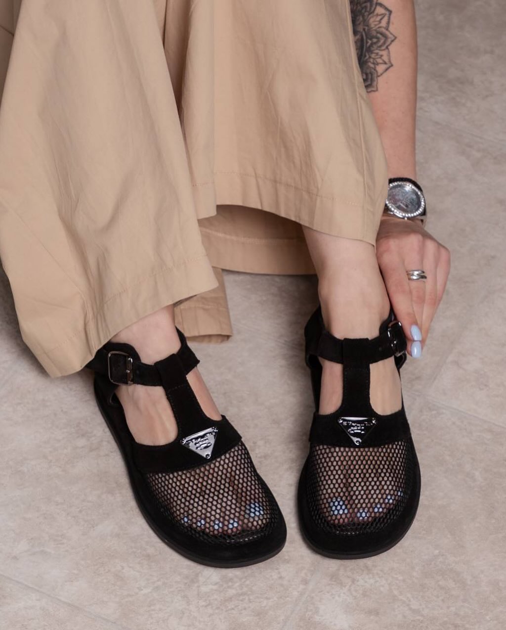 Mesh sandal with metal triangle label