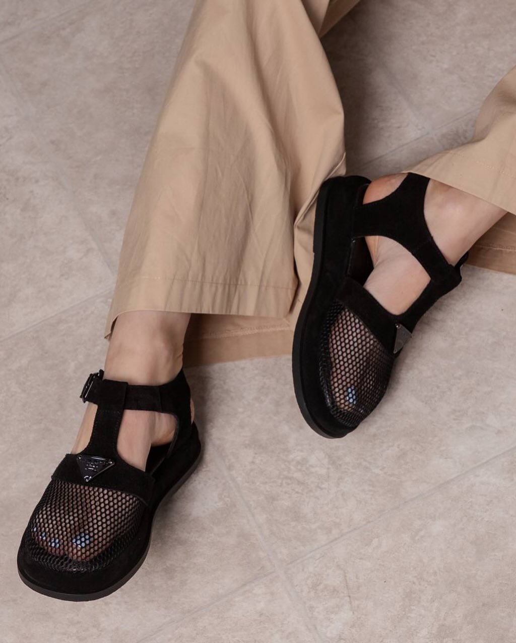 Mesh sandal with metal triangle label