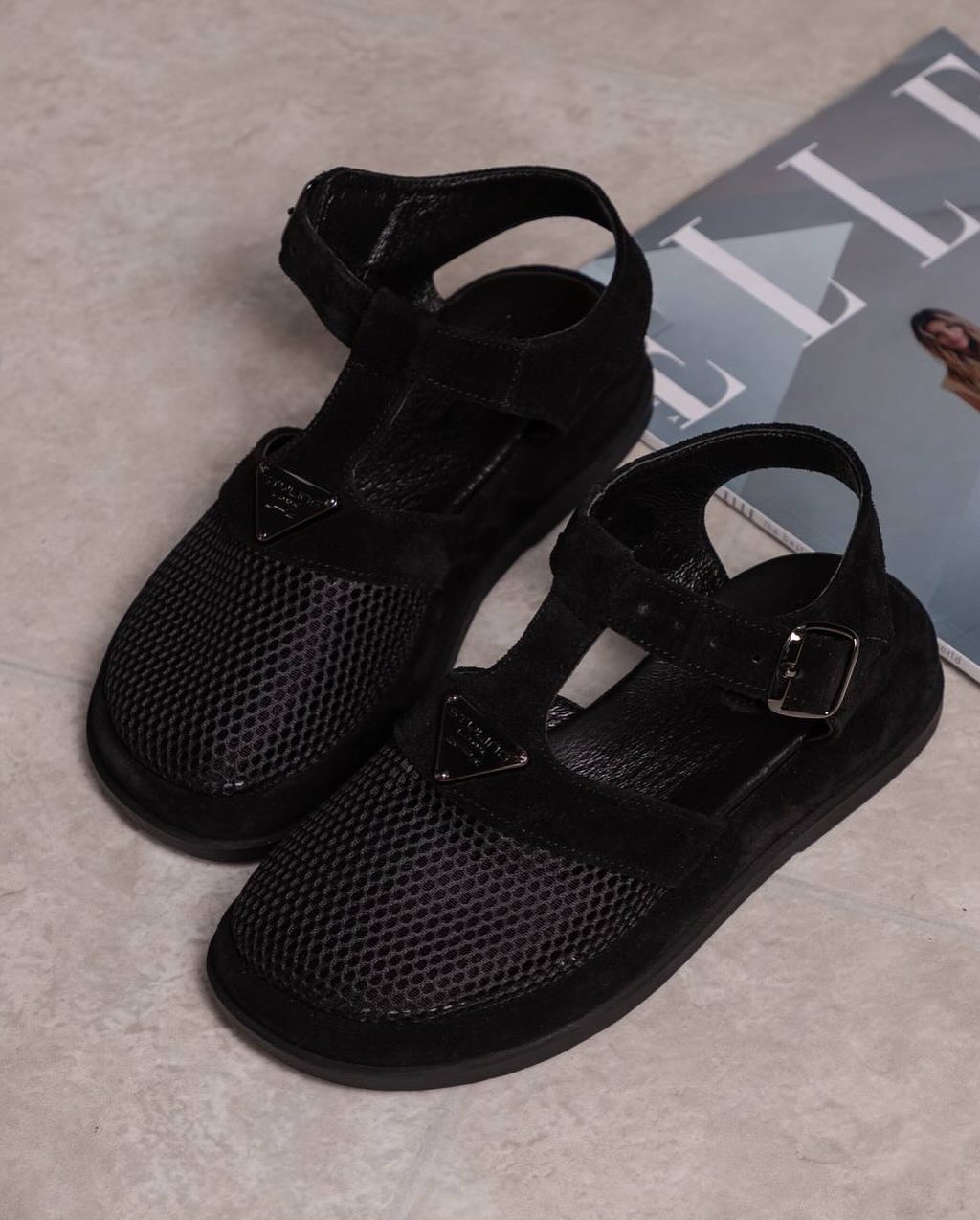Mesh sandal with metal triangle label