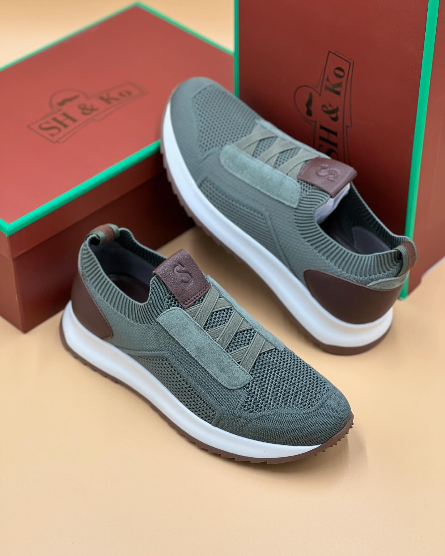 Casual shoes with S letters crossed in elastic belt