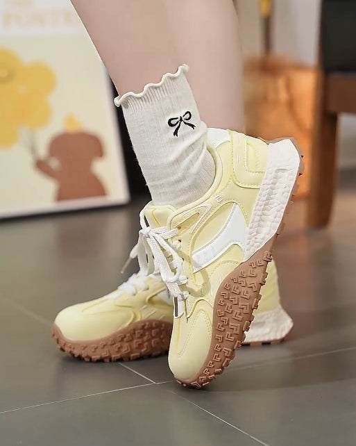 Lightweight light-colored comfortable jogging shoes