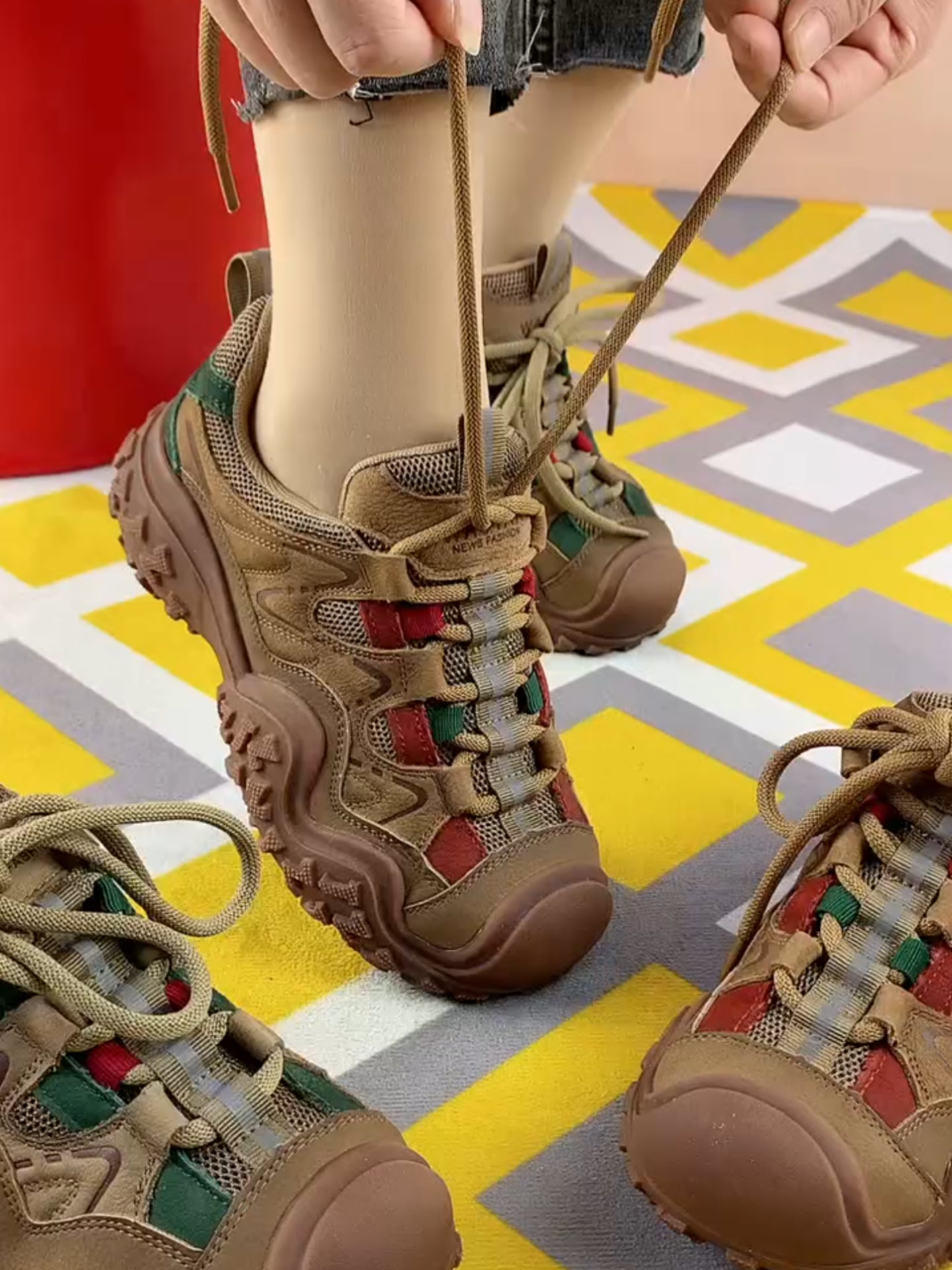 Leisure shoes with red and green color matching shoelaces
