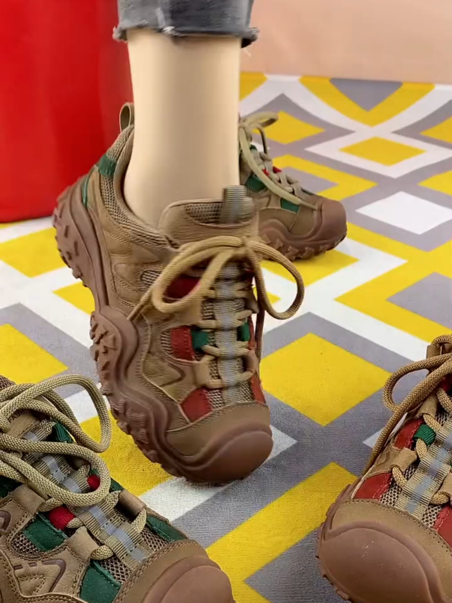 Leisure shoes with red and green color matching shoelaces