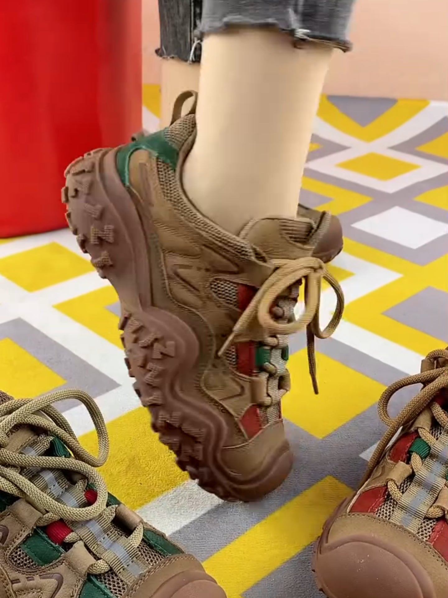 Leisure shoes with red and green color matching shoelaces