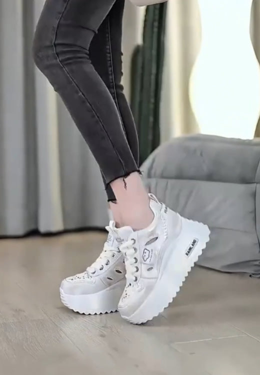 White casual breathable waterproof shoes