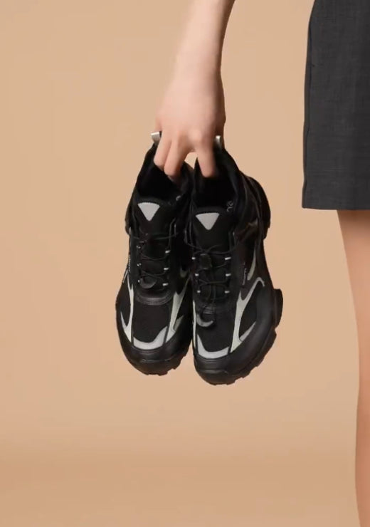 Black and white color matching striding sports casual shoes