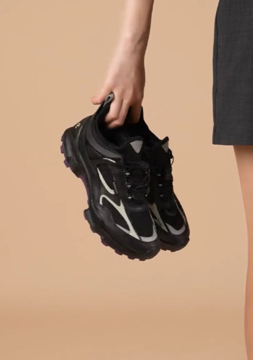Black and white color matching striding sports casual shoes