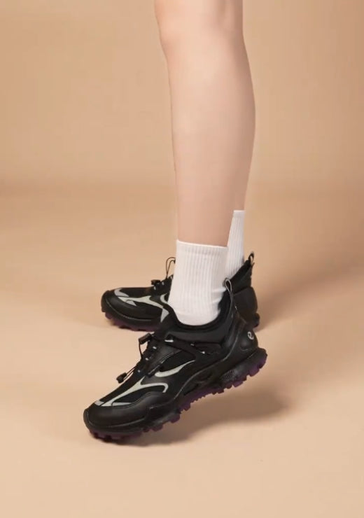 Black and white color matching striding sports casual shoes
