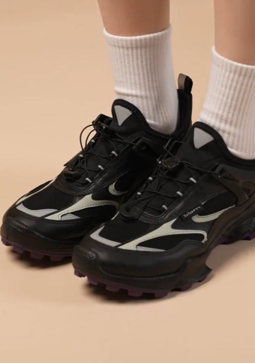 Black and white color matching striding sports casual shoes