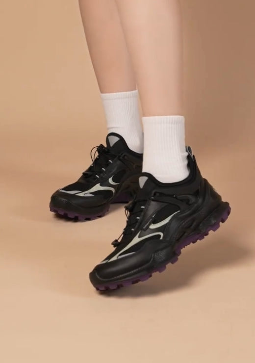 Black and white color matching striding sports casual shoes