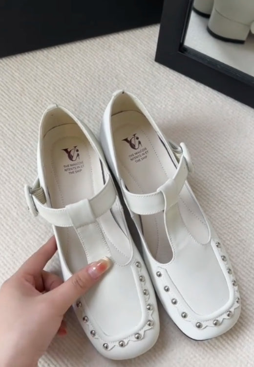 White rivet casual leather shoes