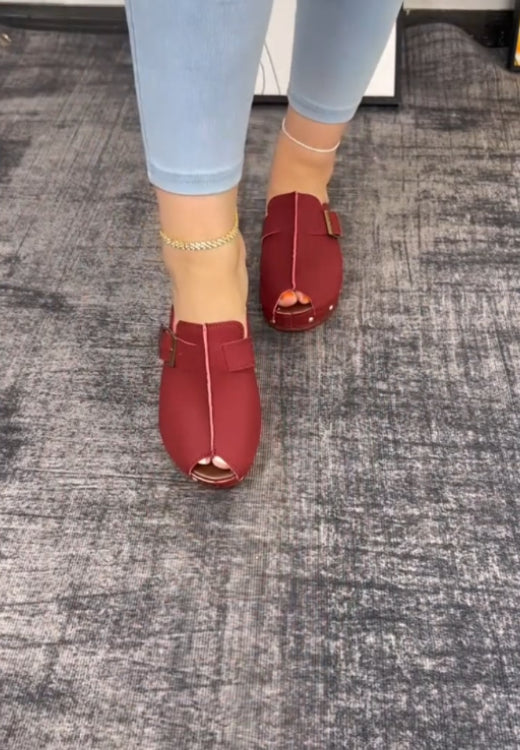 Handmade leather rivet fishmouth slippers