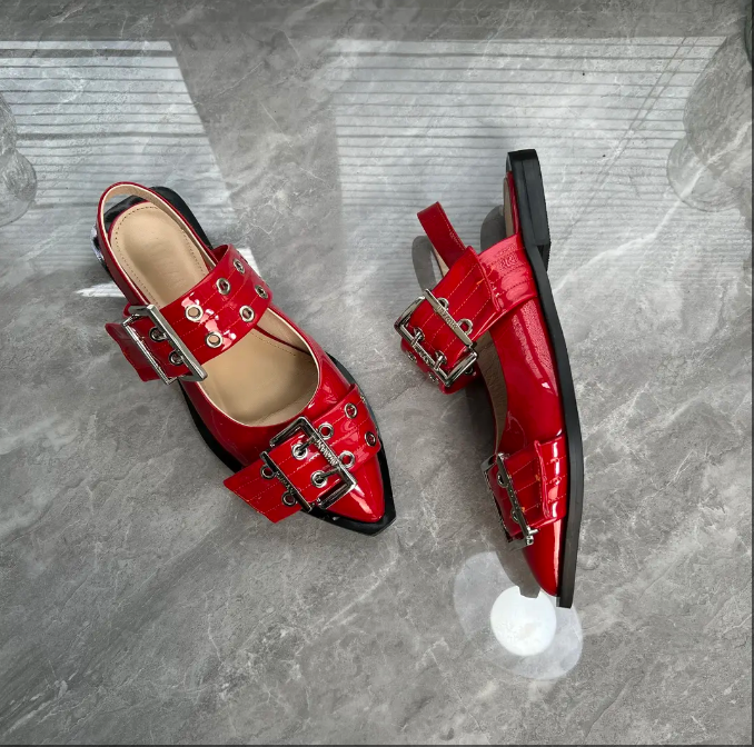 Punk buckle flat-bottomed fashion sandals with metal tips