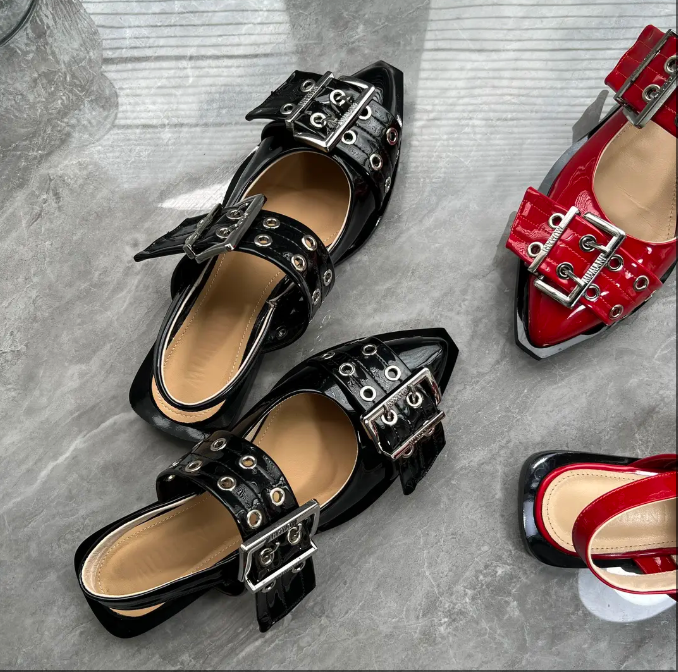 Punk buckle flat-bottomed fashion sandals with metal tips