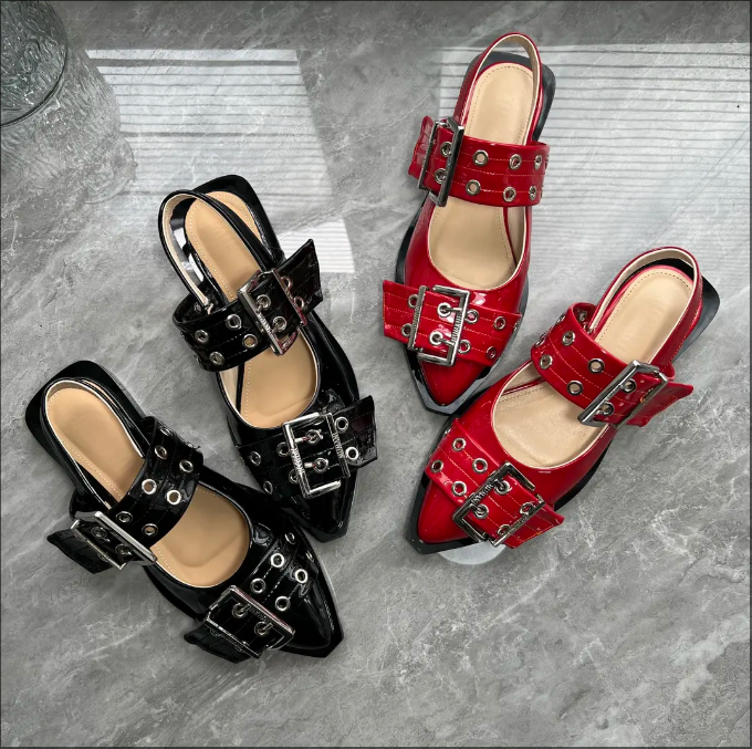 Punk buckle flat-bottomed fashion sandals with metal tips
