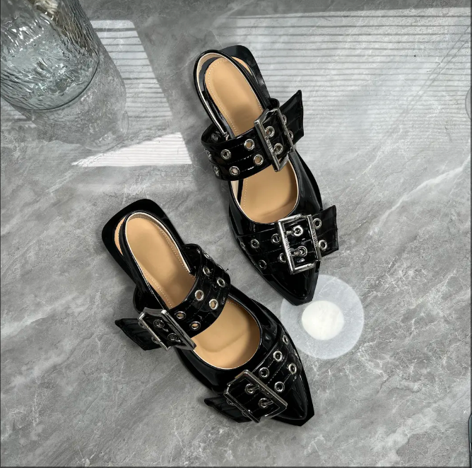 Punk buckle flat-bottomed fashion sandals with metal tips