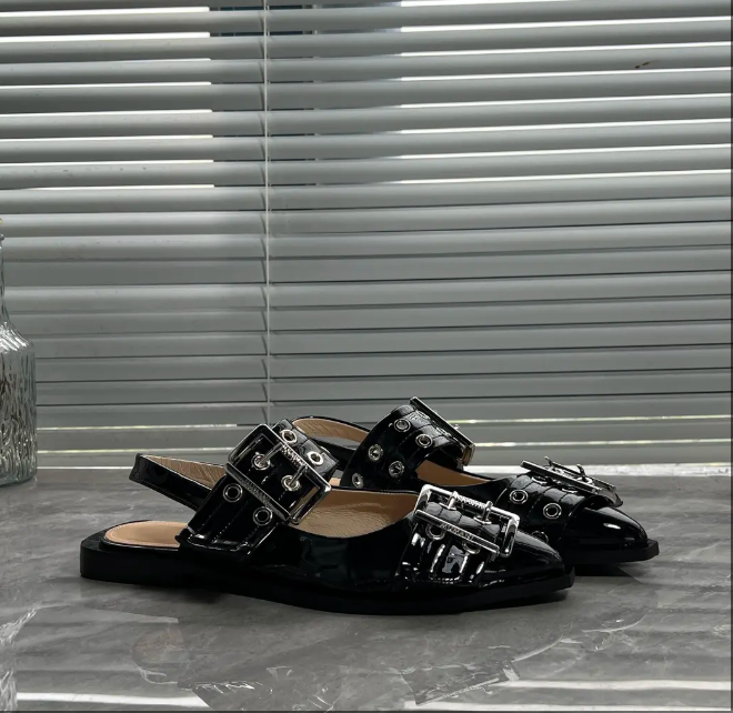 Punk buckle flat-bottomed fashion sandals with metal tips