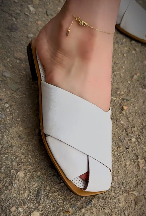 Women's comfortable leather slippers