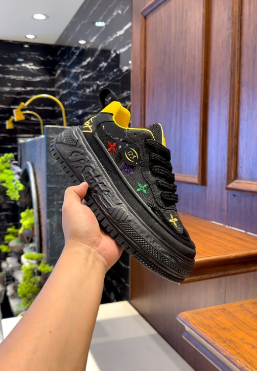 Men's colored embroidery heightens casual shoes