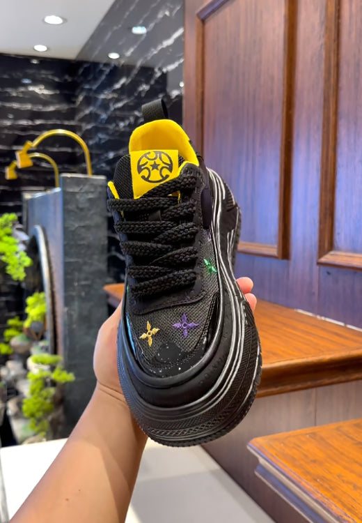 Men's colored embroidery heightens casual shoes