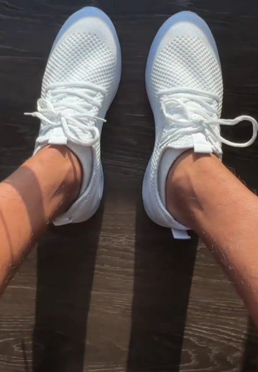 Men's lightweight white flying shoes