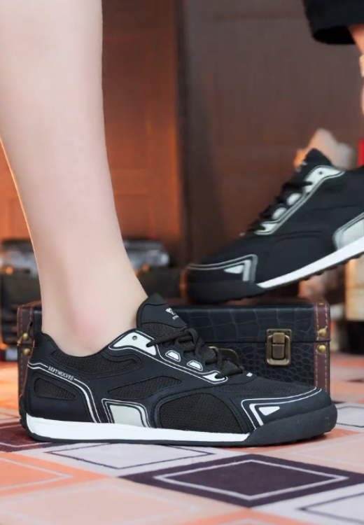 Men's black and white color matching casual shoes