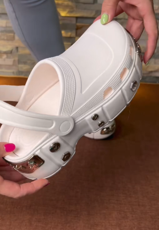 Fashion metal hole shoes