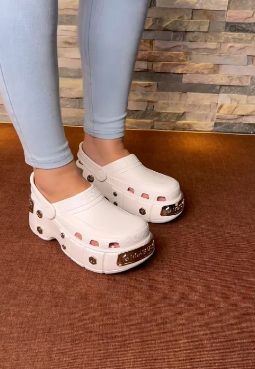 Fashion metal hole shoes