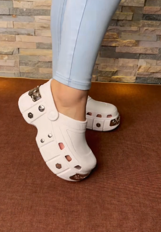 Fashion metal hole shoes