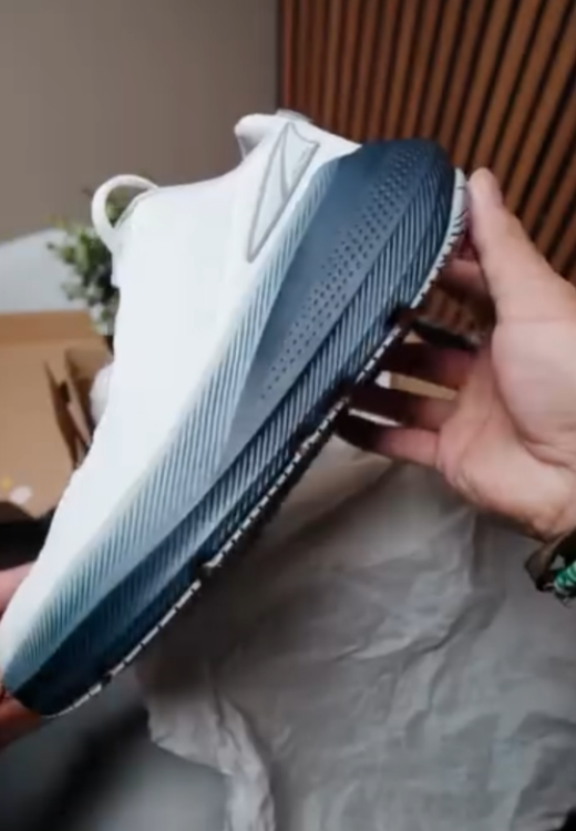 Black-soled breathable white casual shoes