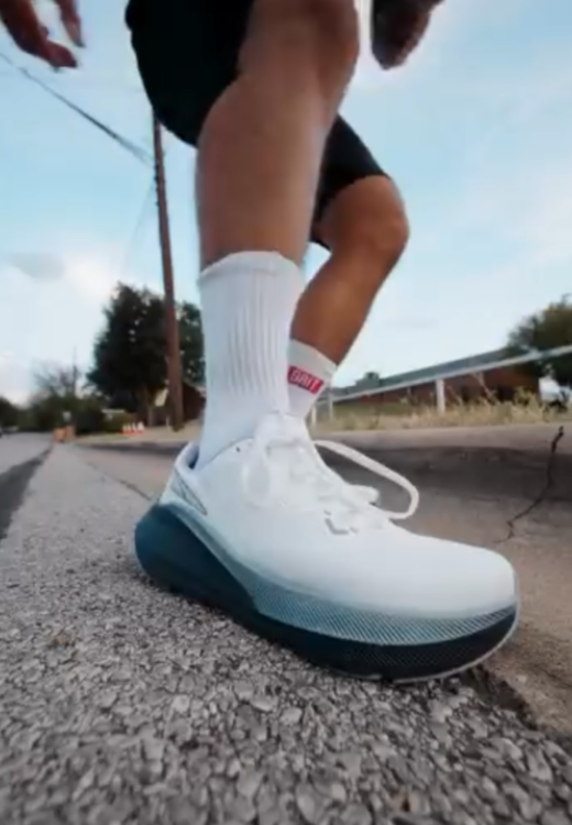 Black-soled breathable white casual shoes