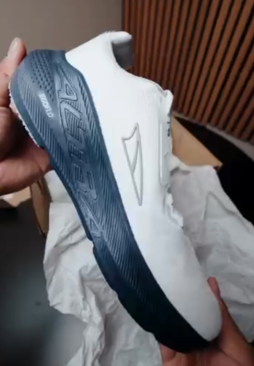 Black-soled breathable white casual shoes