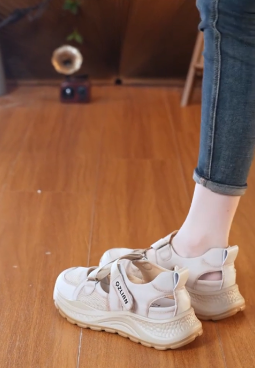 Yellow stitching casual sandals in hook and loop