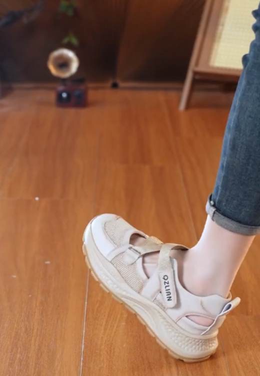 Yellow stitching casual sandals in hook and loop