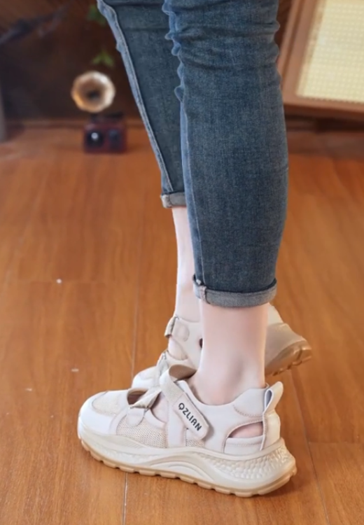 Yellow stitching casual sandals in hook and loop