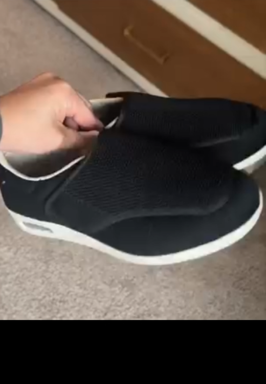 Footwear-protecting casual walking shoes without shoelaces
