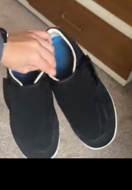 Footwear-protecting casual walking shoes without shoelaces