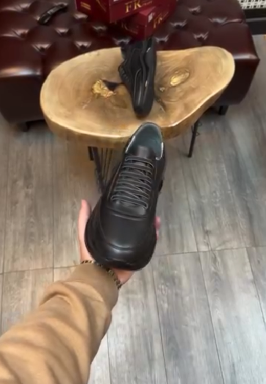 Men's streamlined black leather sneakers