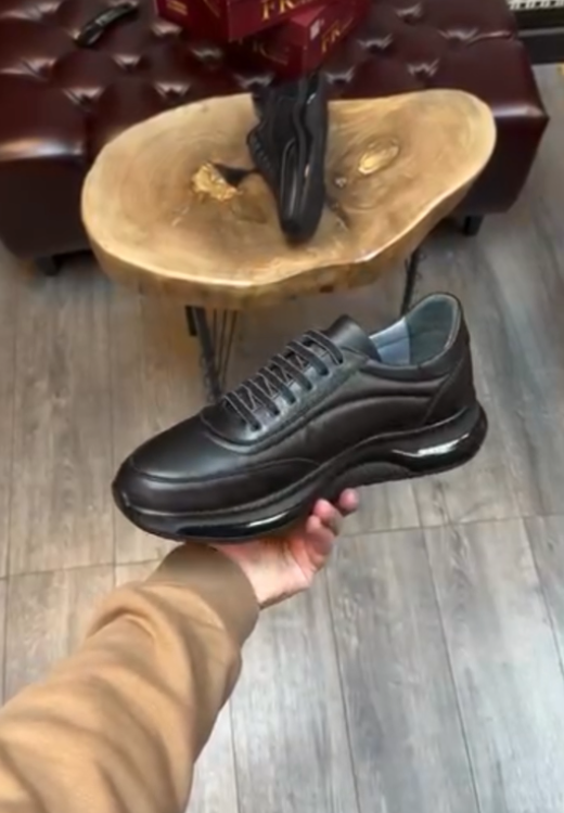 Men's streamlined black leather sneakers
