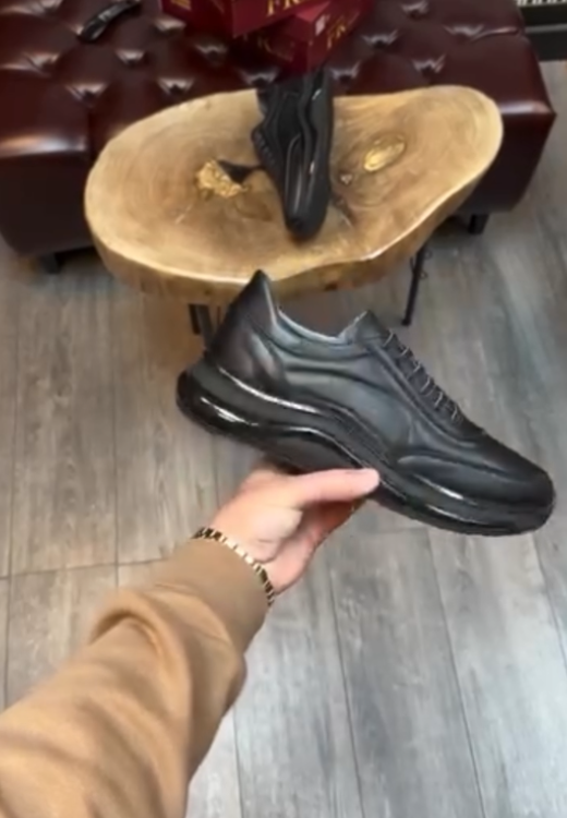 Men's streamlined black leather sneakers