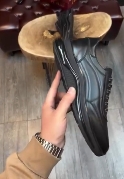 Men's streamlined black leather sneakers