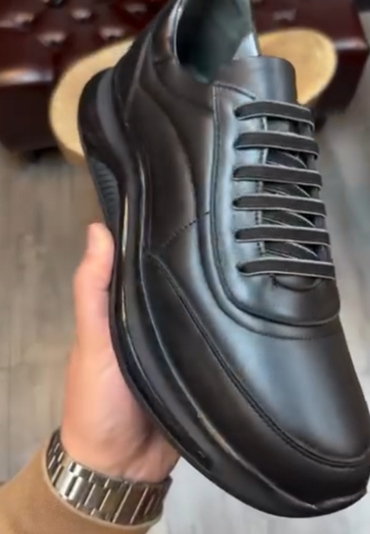 Men's streamlined black leather sneakers