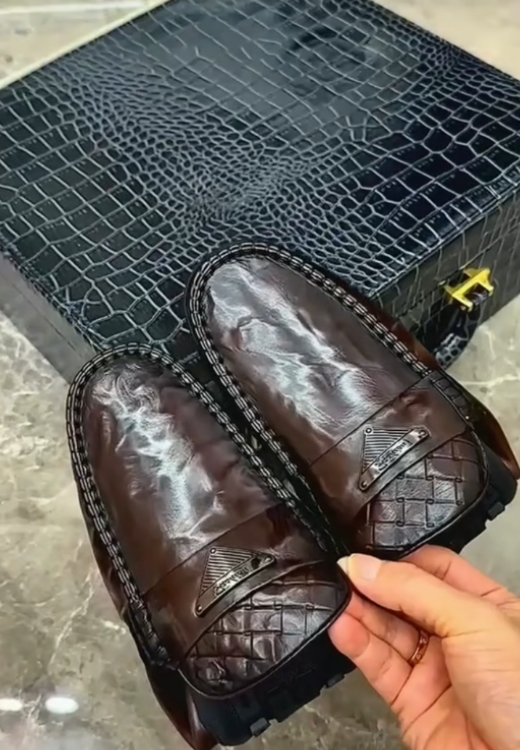 Smooth triangular logo leather shoes