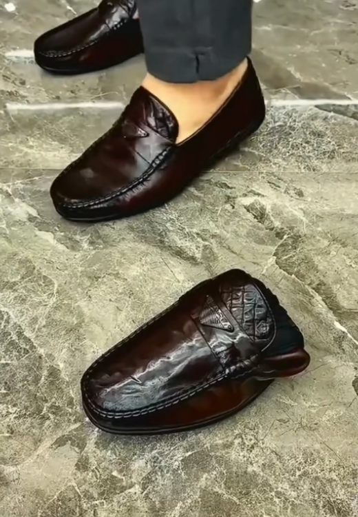 Smooth triangular logo leather shoes
